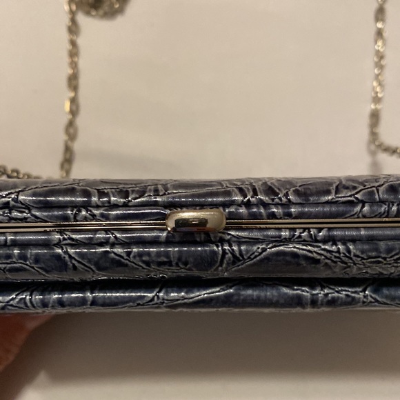 ❄️ The Metropolitan Clutch Clasp Wallet Blue Reptile Textured Chain - Picture 7 of 8